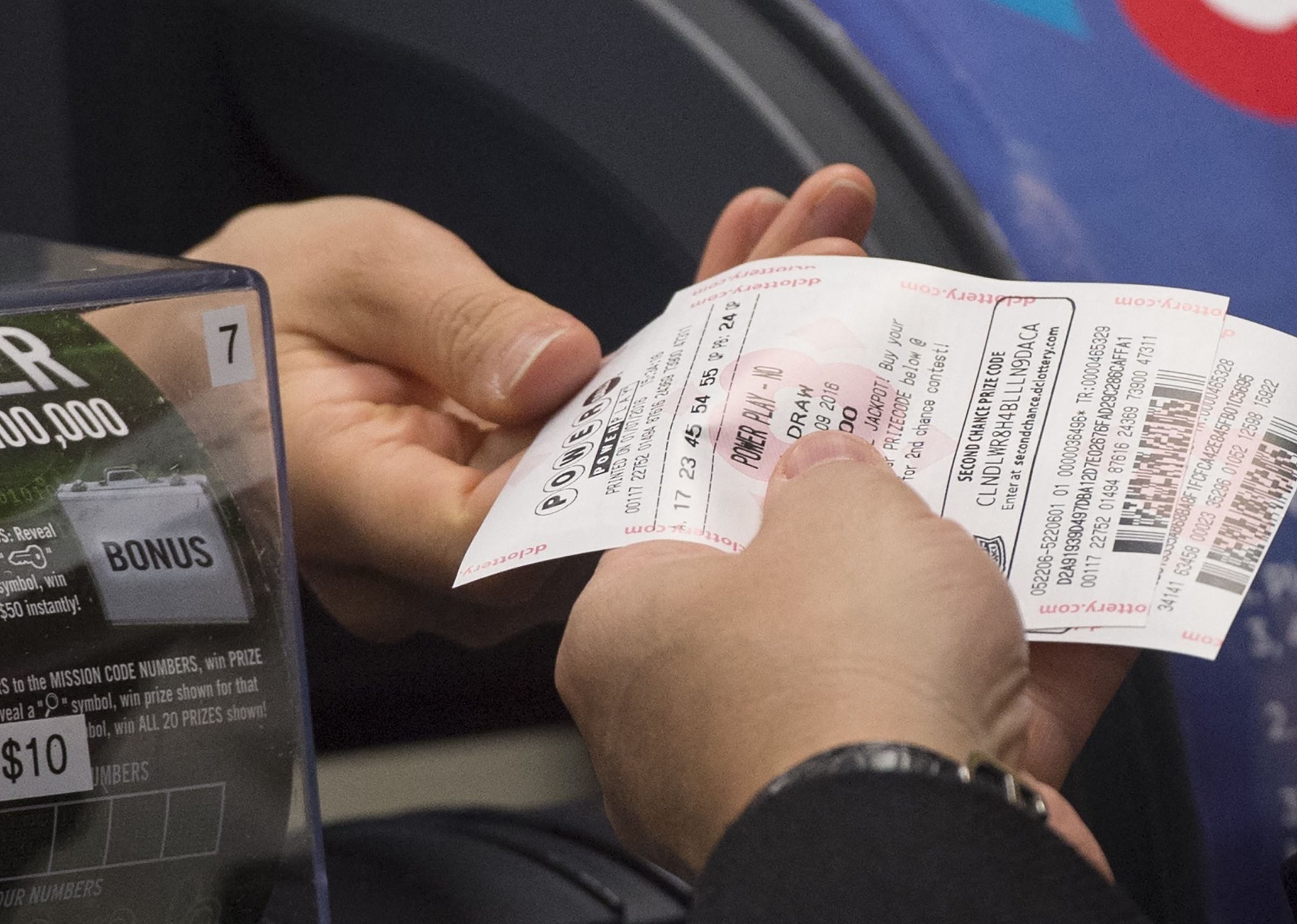 Los plazos límite para la venta de boletos del Powerball varían según la jurisdicción. (Foto: Saul Loeb / AFP)