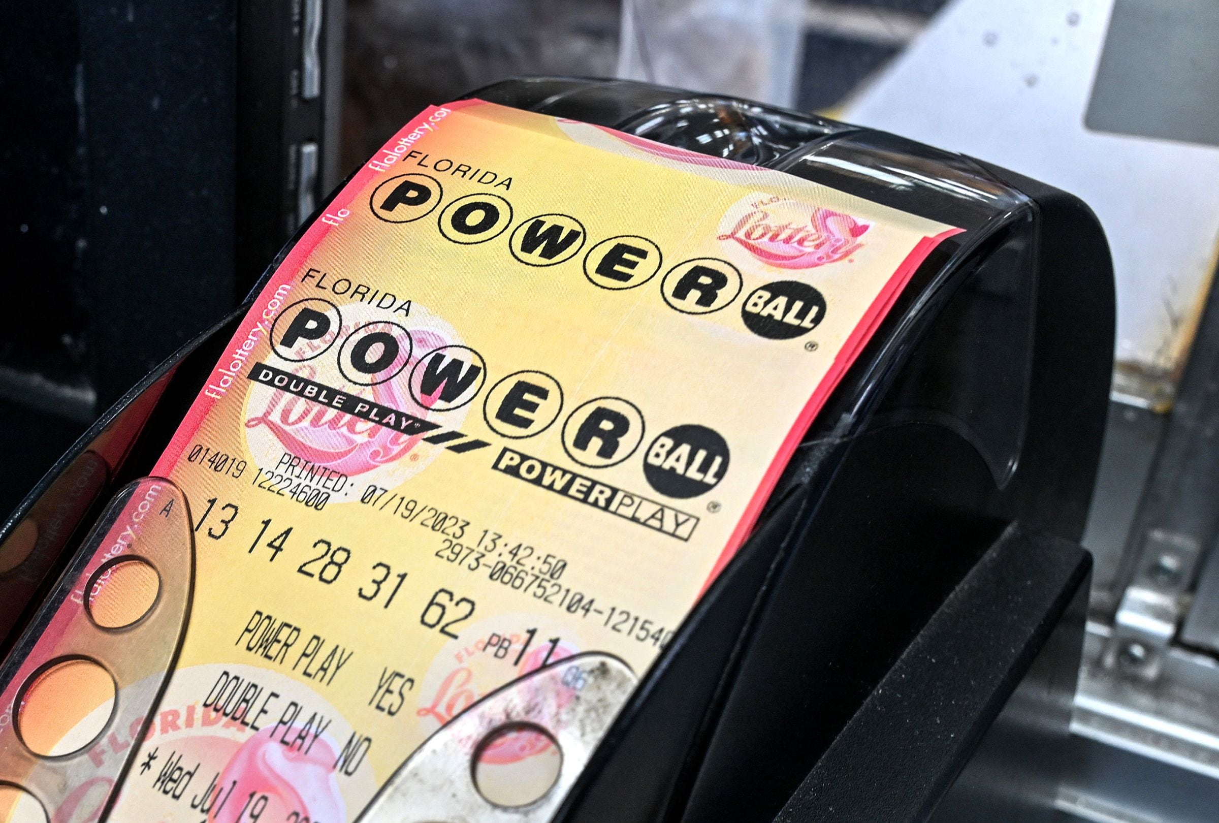 En esta nota conocerás los resultados del sorteo del Powerball del miércoles 13 de mayo y descubrir si alguien se quedó con el premio mayor. (Foto: Giorgio Viera / AFP)