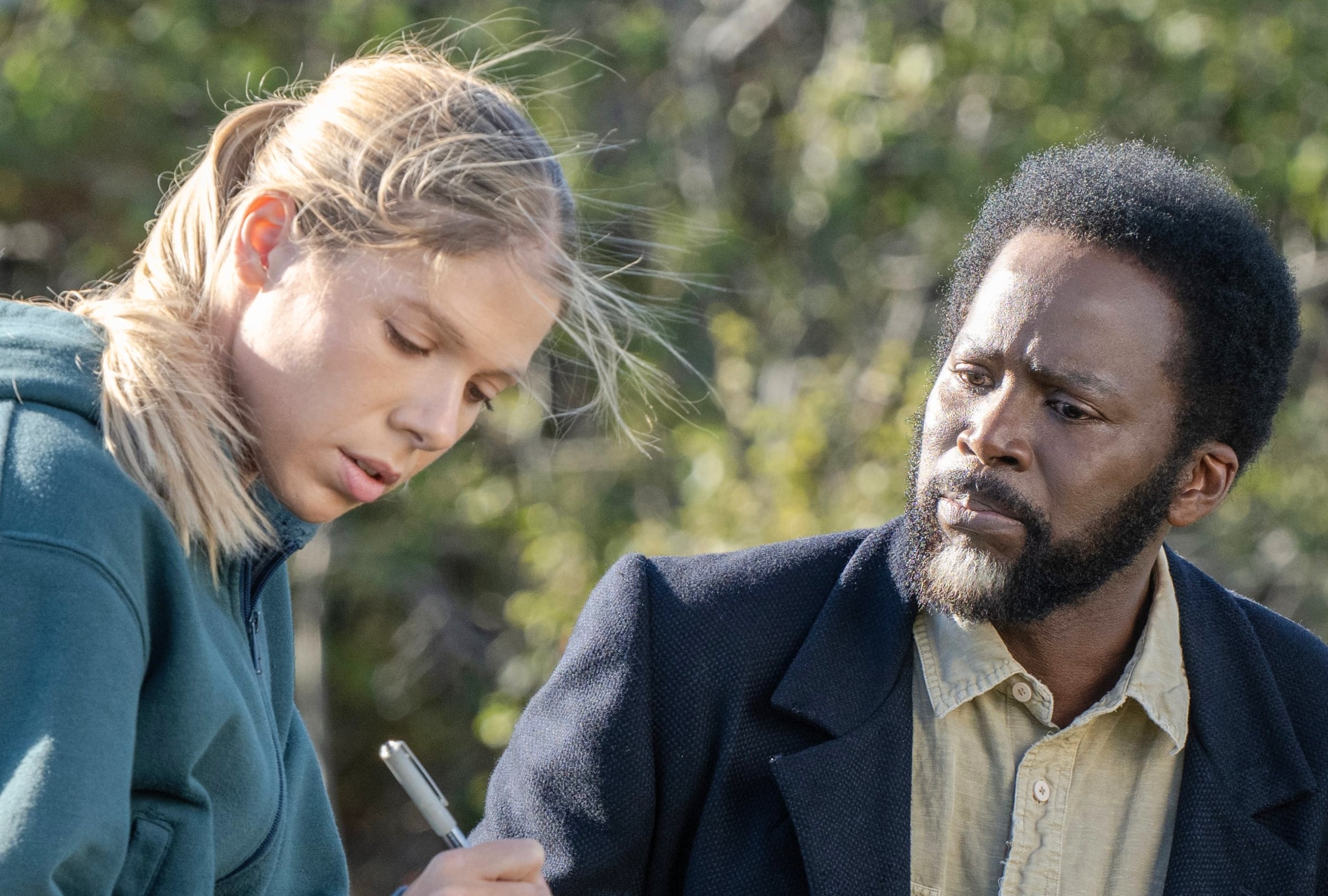 Kristi Miller, interpretada por Chloe Van Landschoot, y el Sheriff Boyd Stevens, interpretado por Harold Perrineau, son dos de los pilares fundamentales para la supervivencia de la comunidad en la serie "From" (Foto: MGM International TV Productions)