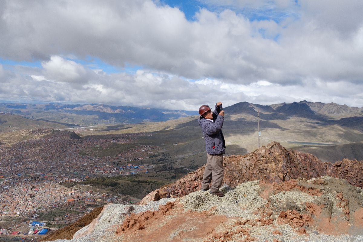 Freddy Llanos observa la montaña en Potosí. Fotógrafo: Manuel Seoane/Bloomberg.