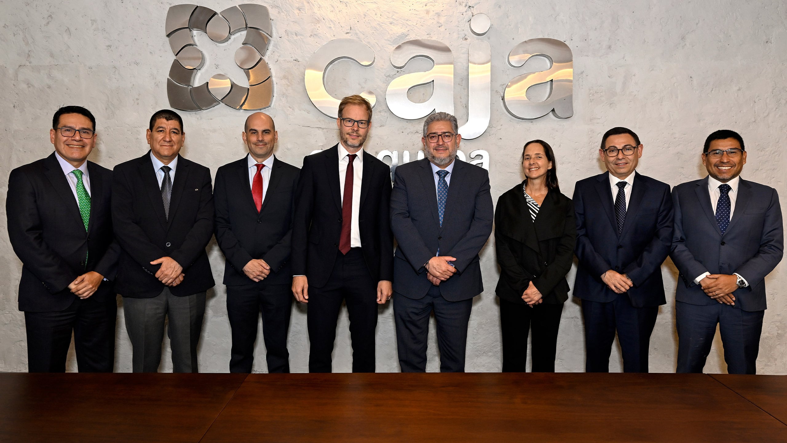 Encuentro institucional entre representantes de DEG y la alta dirección de Caja Arequipa.
