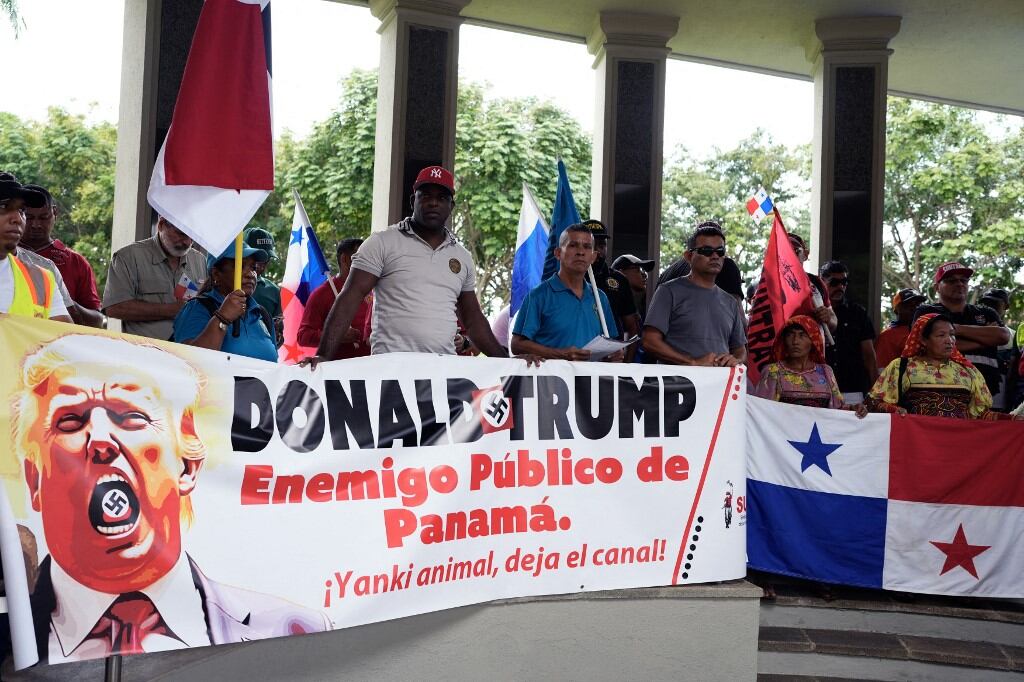 La gente se manifiesta contra el presidente electo de Estados Unidos, Donald Trump, en el Monumento a los Mártires del 9 de Enero y la "llama eterna" en la ciudad de Panamá el 31 de diciembre de 2024. (Foto: ARNULFO FRANCO / AFP)