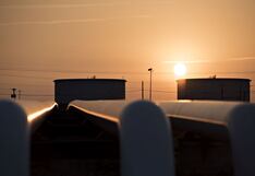 Petróleo cede ante expectativa de tregua en Gaza y datos económicos de China