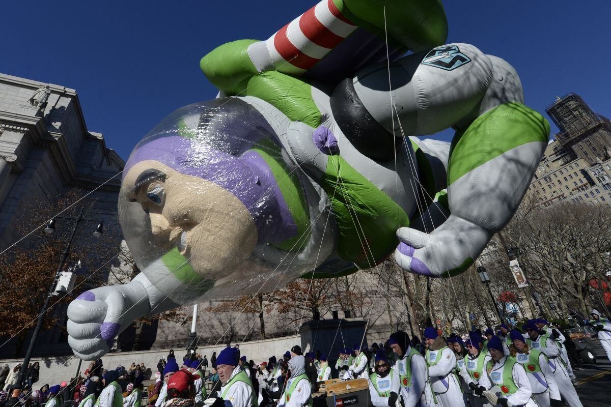El globo Buzz Lightyear flota por Central Park West durante el 87º Desfile del Día de Acción de Gracias de Macy's en Nueva York el 28 de noviembre de 2013 (Foto: Timothy Clary / AFP)
