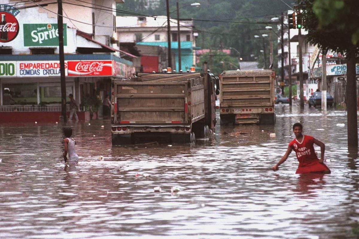 Inundaciones a causa de las fuertes lluvias en las calles de los barrios de la Ciudad de Panamá. (Foto: Ángel Demóstenes / AFP)