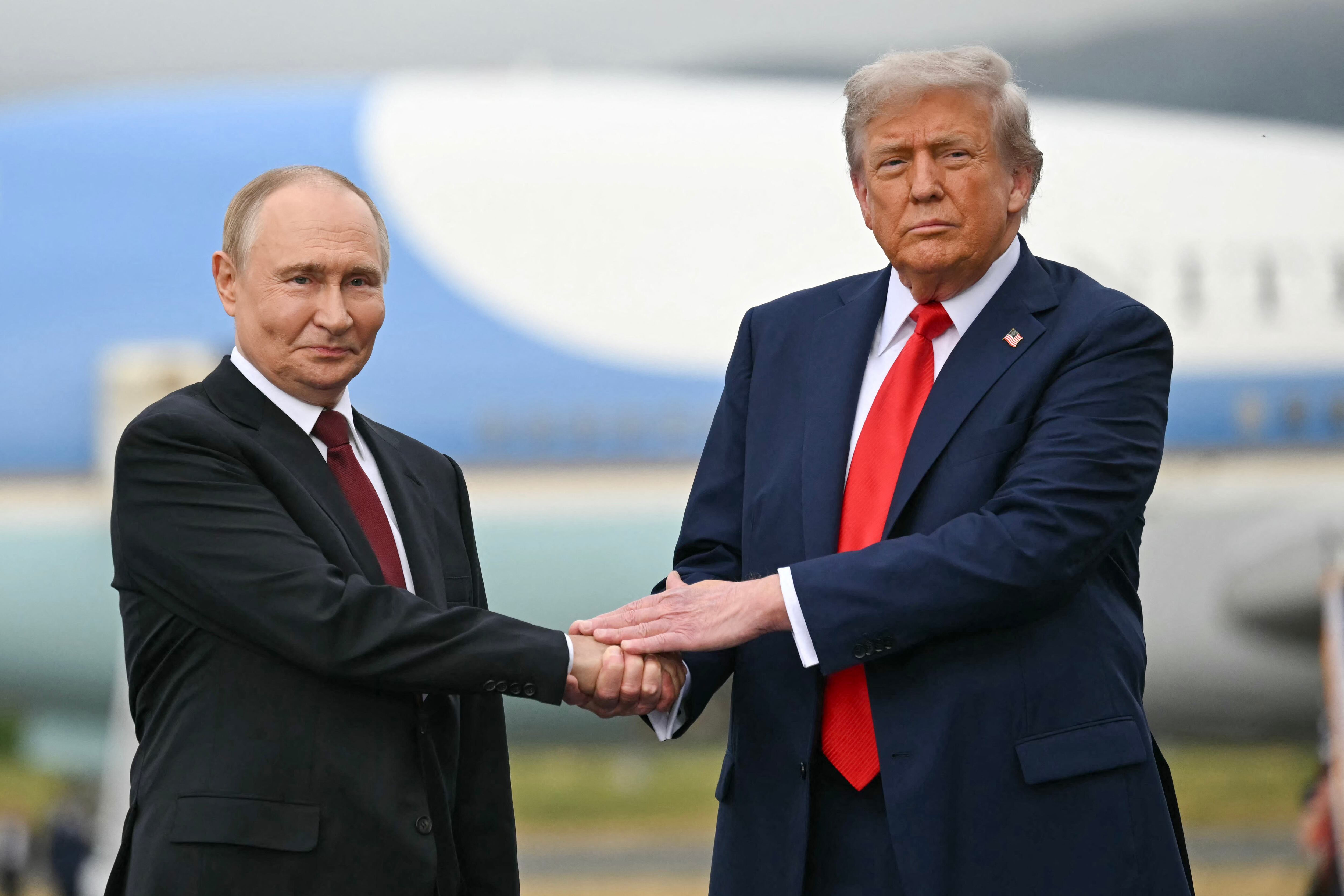 El presidente estadounidense Donald Trump saluda al presidente ruso Vladimir Putin a su llegada a la Base Conjunta Elmendorf-Richardson en Anchorage, Alaska, el 15 de agosto de 2025. (Foto de ANDREW CABALLERO-REYNOLDS / AFP).
