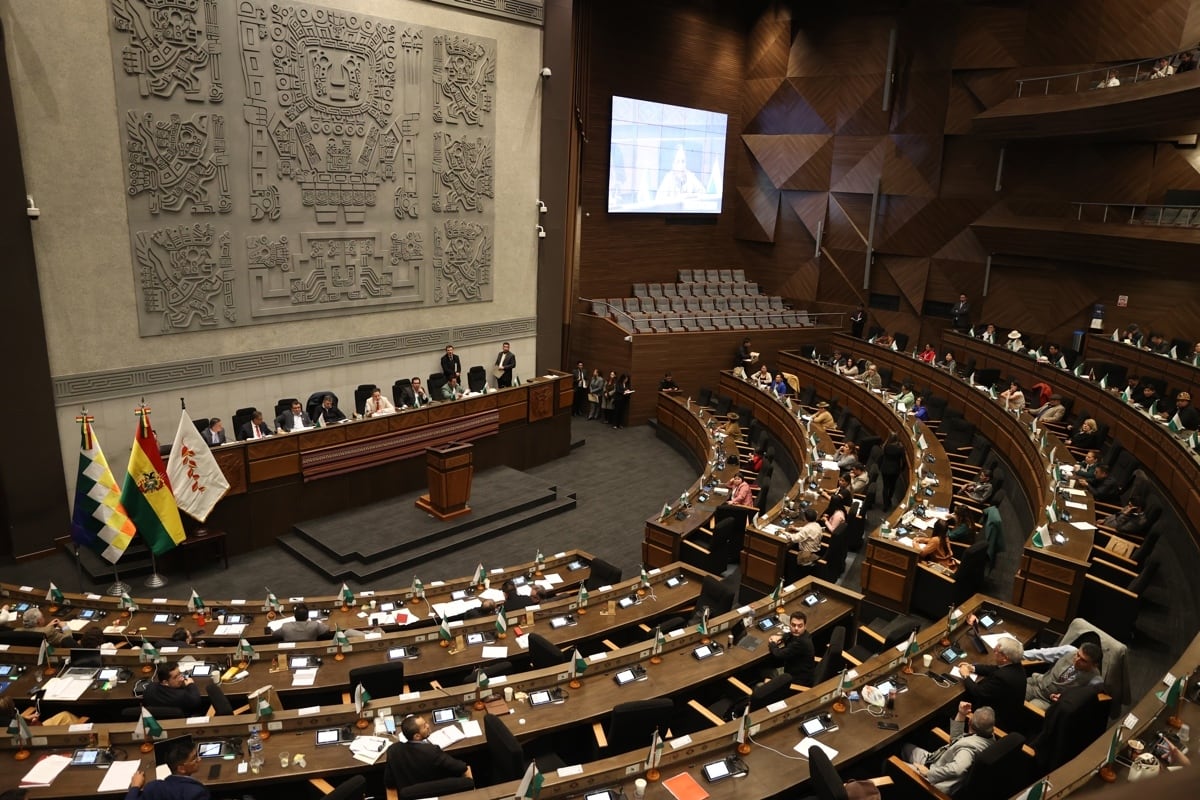 El Parlamento de Bolivia instaló la sesión que debe discutir una eventual ampliación por 90 días del estado de excepción decretado por el Gobierno de Rodrigo Paz, ante los anuncios de sectores sociales de movilizarse contra las medidas económicas que impulsa el Ejecutivo. EFE/ Luis Gandarillas