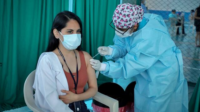 Más de 20,000 trabajadores de la salud del sector privado no han sido vacunados