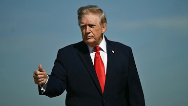 El presidente estadounidense Donald Trump gesticula mientras camina para abordar el Air Force One en la Base Conjunta Andrews, Maryland, el 13 de octubre de 2026. Foto: AFP