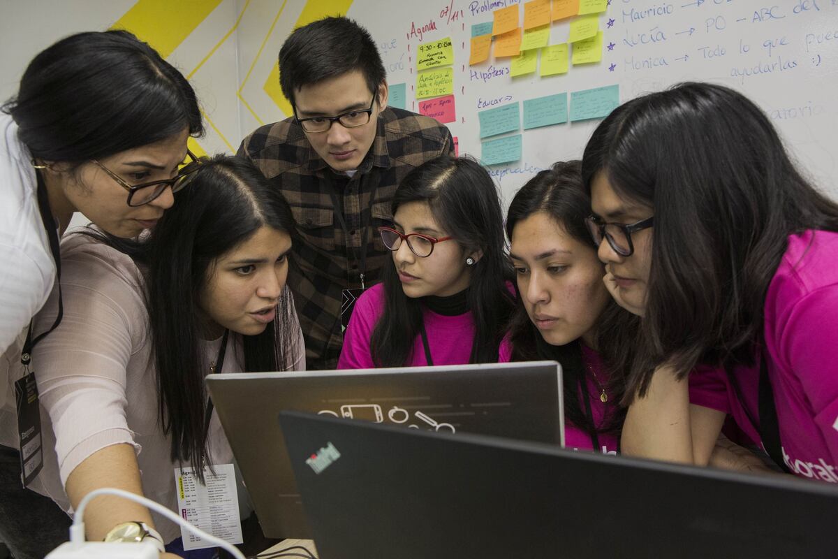 Jóvenes estudiantes de la Universidad de Ingeniería y Tecnología (UTEC), institución que impulsa la formación de talento en ciencia, tecnología e innovación en el Perú. Foto: Andina