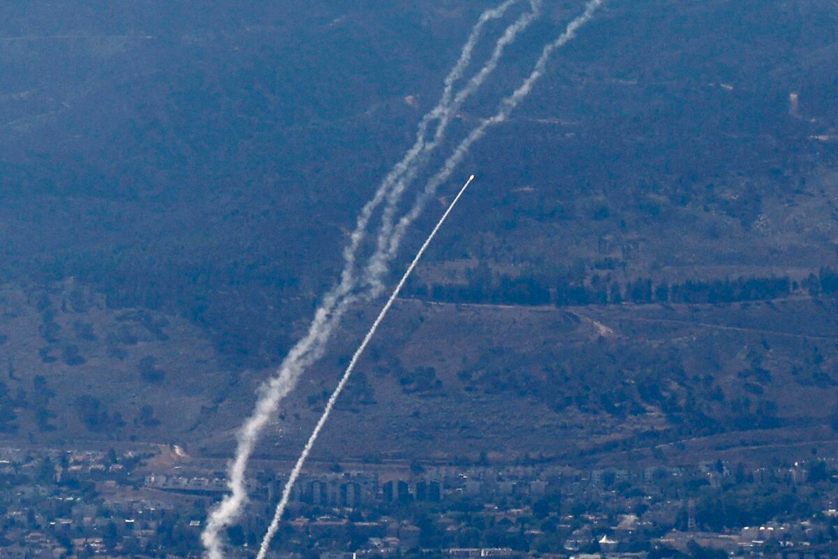 Cohetes disparados desde el sur del Líbano son interceptados por el sistema de defensa aérea Cúpula de Hierro de Israel sobre la región de la Alta Galilea, en el norte de Israel, el 21 de septiembre de 2024. (Foto de Jalaa MAREY / AFP)