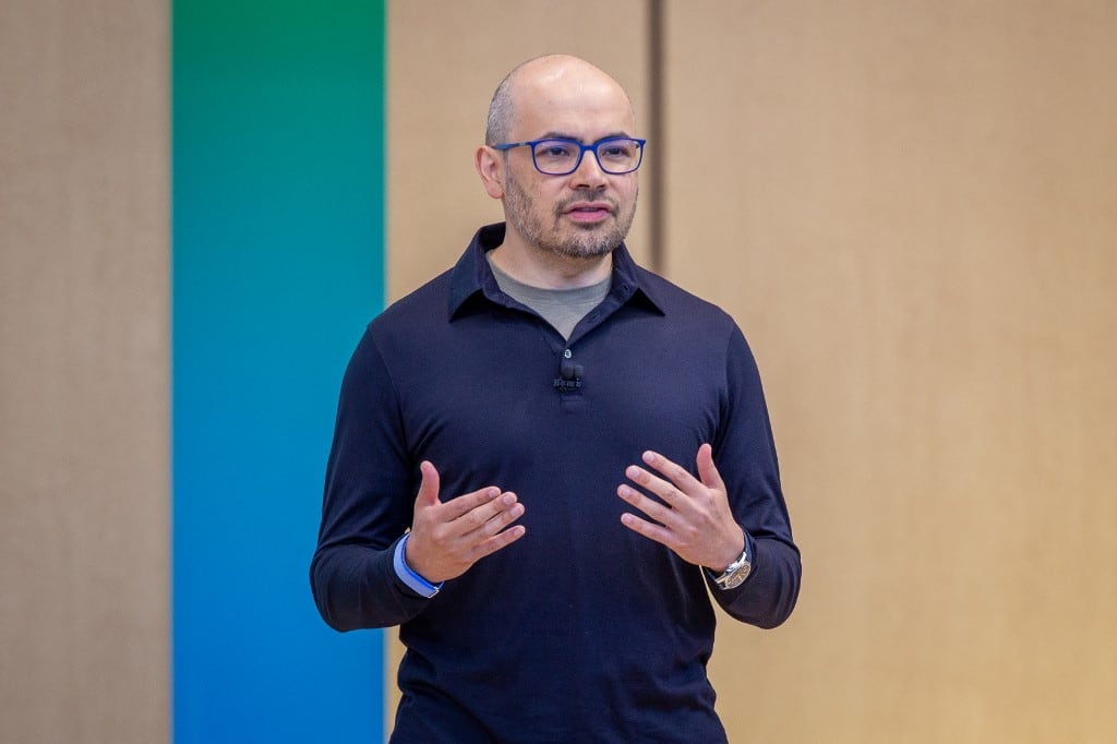 El director ejecutivo de Google DeepMind, Demis Hassabis, interviene en la conferencia de desarrolladores de tecnología Google I/O 2026, celebrada en Mountain View, California, el 19 de mayo de 2026. (Foto de Karl Mondon / AFP)