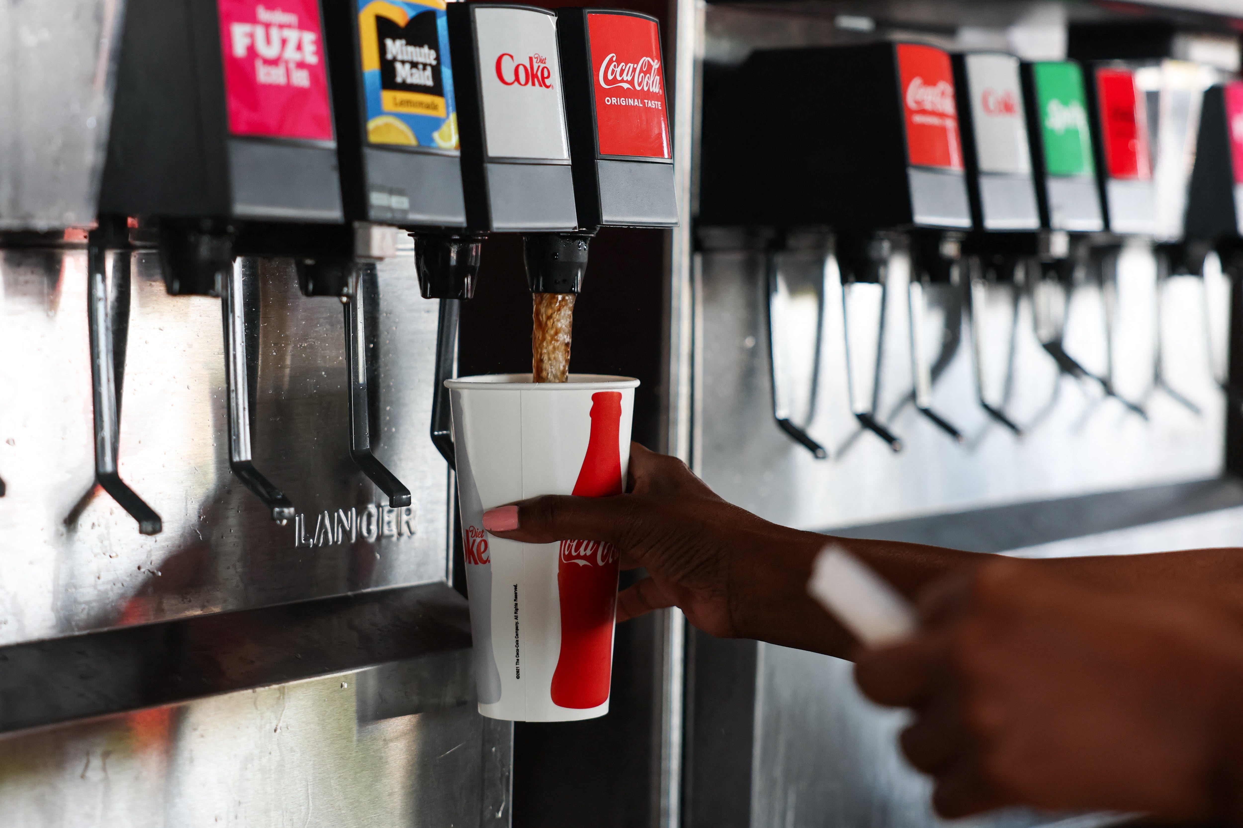 Tradicionalmente, el acompañante del pan con hot dog es el refresco de soda de 20 oz. (Crédito: Patrick T. Fallon / AFP)