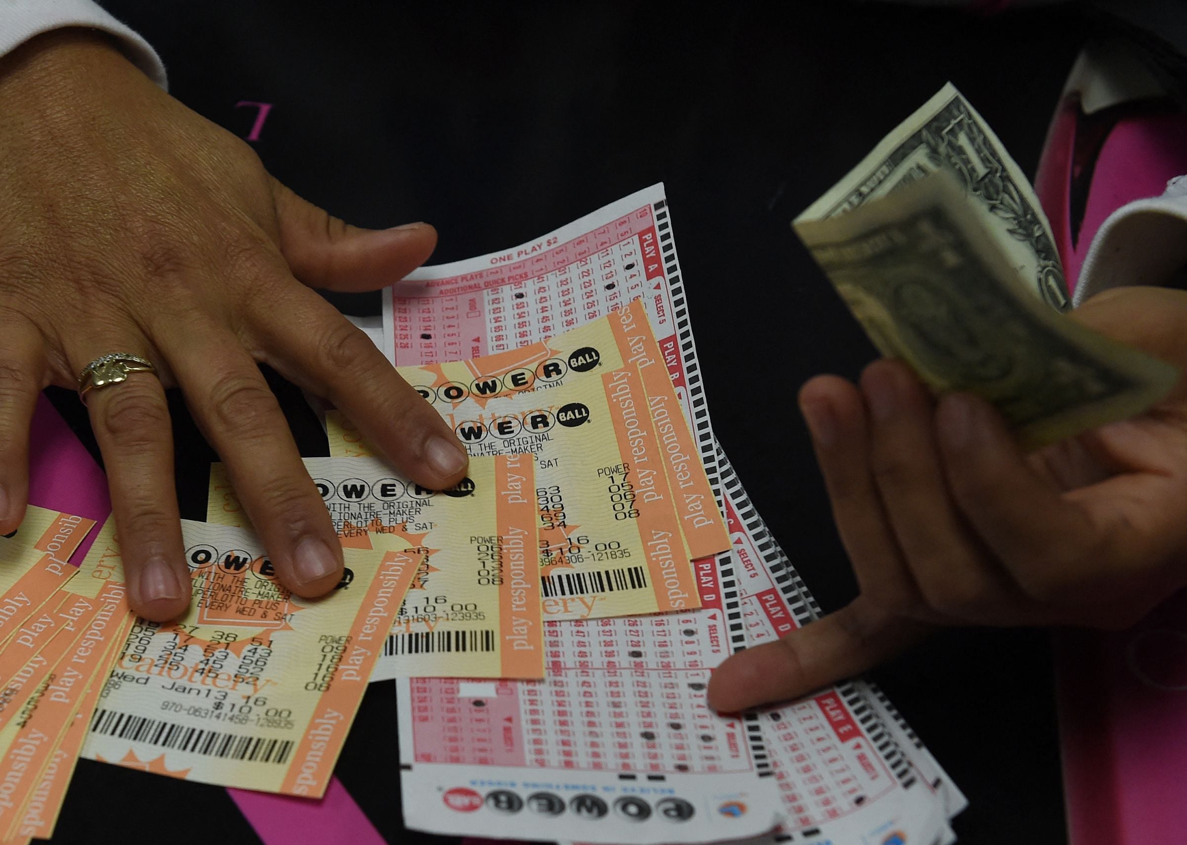 Por lo general, los participantes del Powerball pueden reclamar un premio de hasta $600 en cualquier lotería autorizada de la jurisdicción donde compraron el boleto. (Foto: Mark Ralston / AFP)