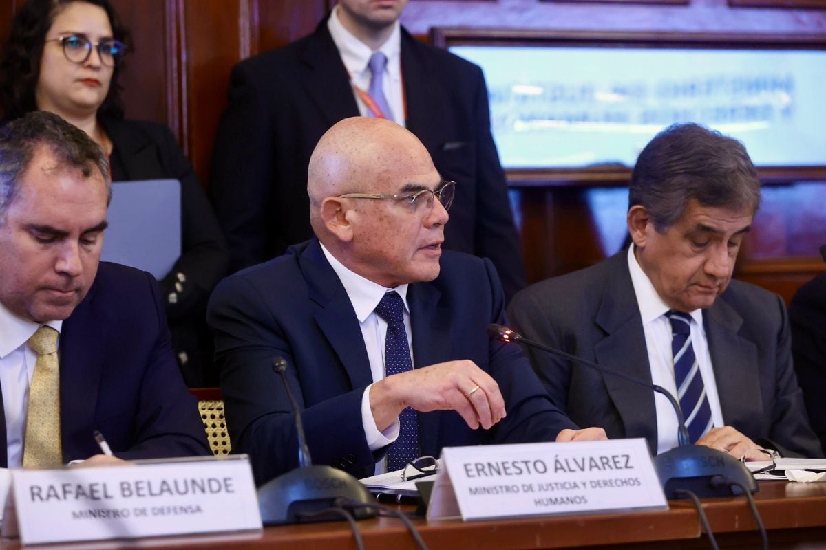El ministro Álvarez, tras ser cuestionado por sus afirmaciones, aseguró: “Me he expresado mal, seguramente. Y no, no son hechos culturales, sino que tienen un origen cultural, pero es un delito abominable”. Foto: Congreso