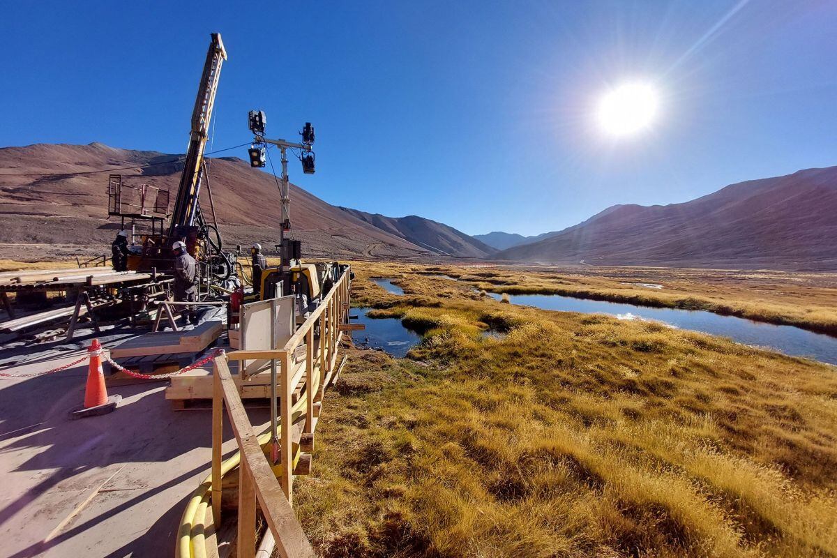 Una plataforma de exploración de Los Azules en humedales andinos en la provincia de San Juan, Argentina.