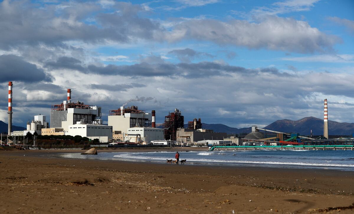 View of the AES Gener thermoelectric plant (L) and the Codelco company copper smelter in Puchuncavi, Valparaiso region, Chile, on June 23, 2022. Workers at Chile's state mining company Codelco, the world's largest copper producer, called off the open-ended strike to protest the closure of a foundry in one of Chile's most polluted regions, after reaching agreement with the government. (Photo by JAVIER TORRES / AFP)