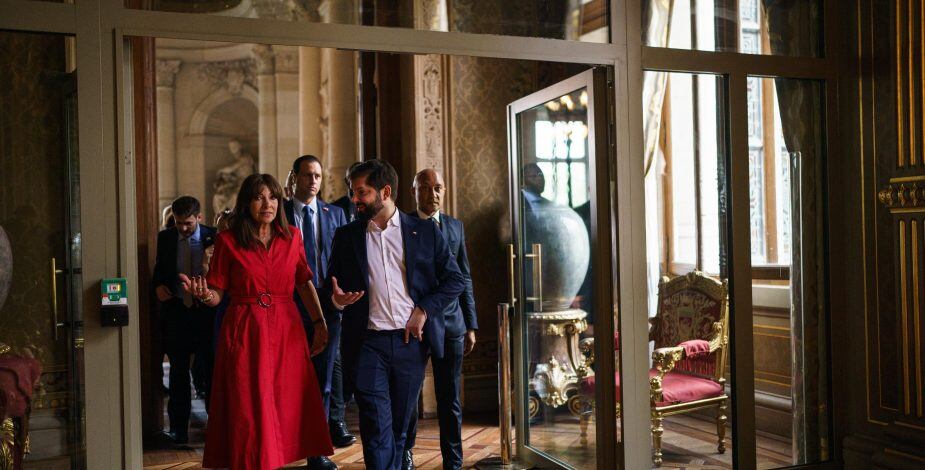 Gabriel Boric en París junto a empresarios y la alcaldesa de París(FOTO: ADN)