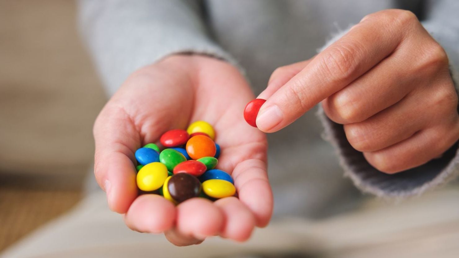 Colorante rojo N° 3, azul brillante N° E133 y el amarillo N° 5, se encuentran en productos como gomitas, caramelos y postres. También en medicamentos y jarabes. Foto: referencial / Getty Images