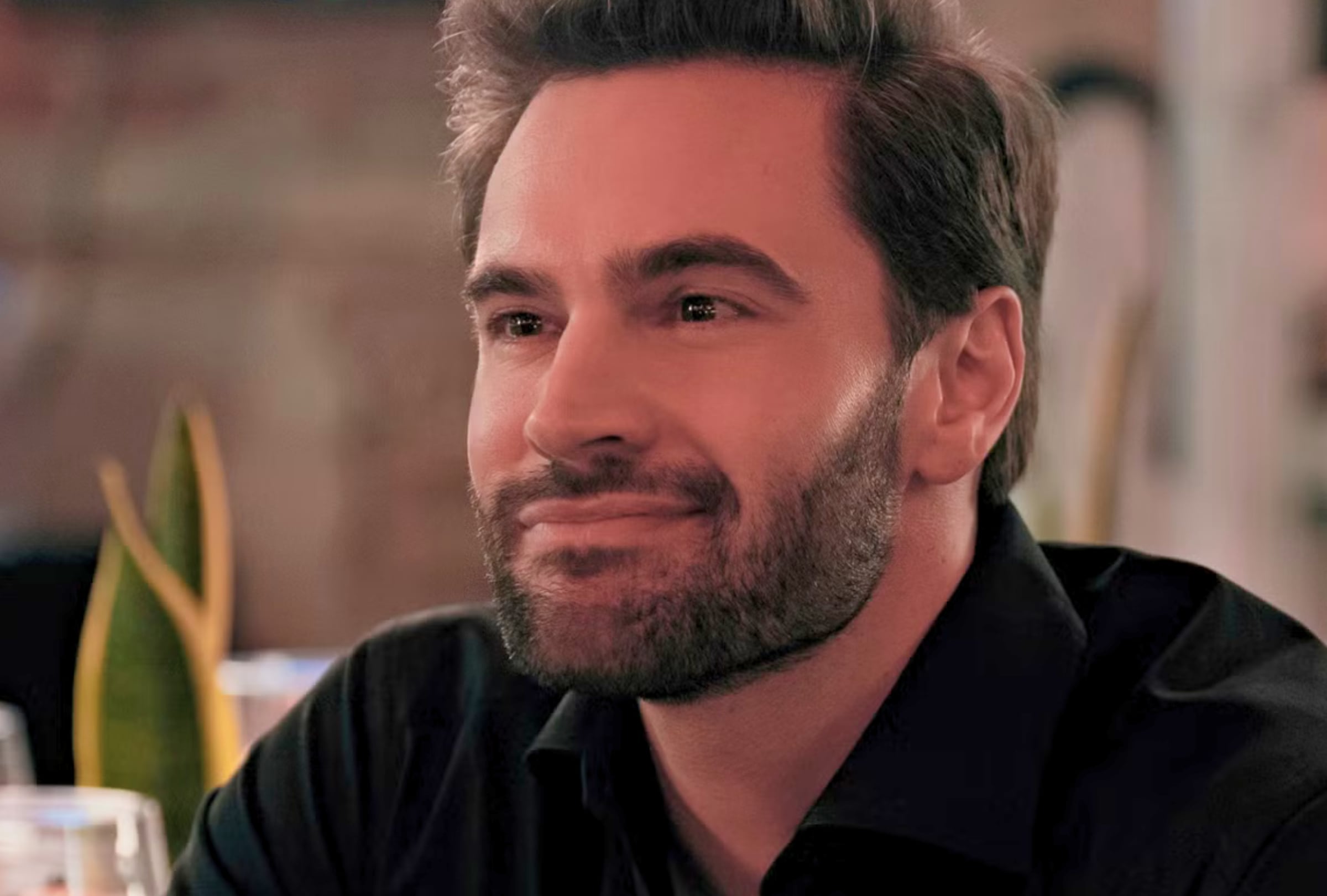 Tom Bateman como el doctor Adam Carlsen en una escena de la película "The Love Hypothesis" (Foto: Amazon MGM Studios / Bisous Pictures / MRC Film)