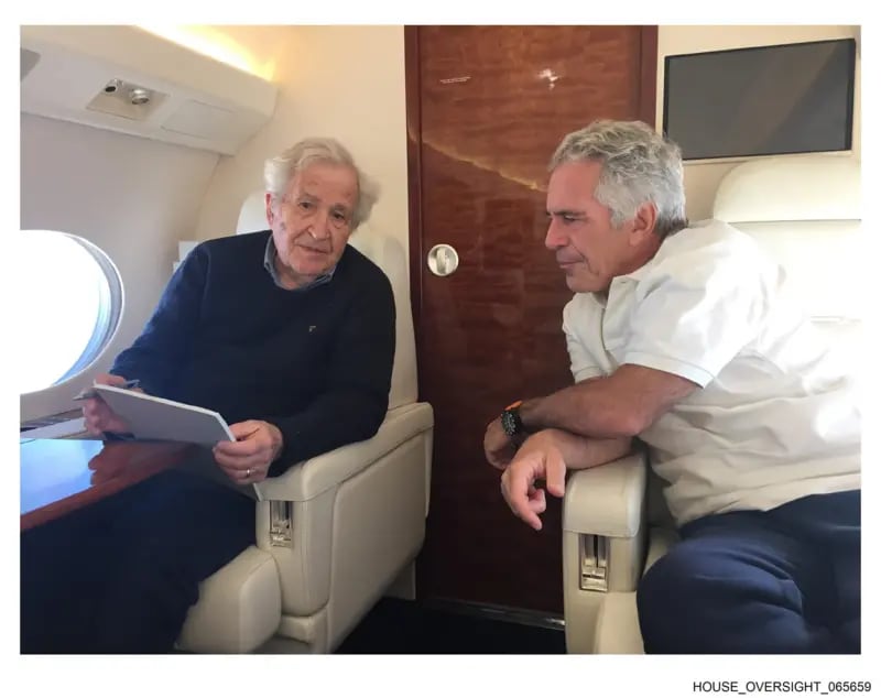 El académico y filósofo Noam Chomsky aparece en un avión privado al lado de Jeffrey Epstein.
Foto: Epstein Estate/House Oversight Committee/ZUMAPRESS/picture alliance