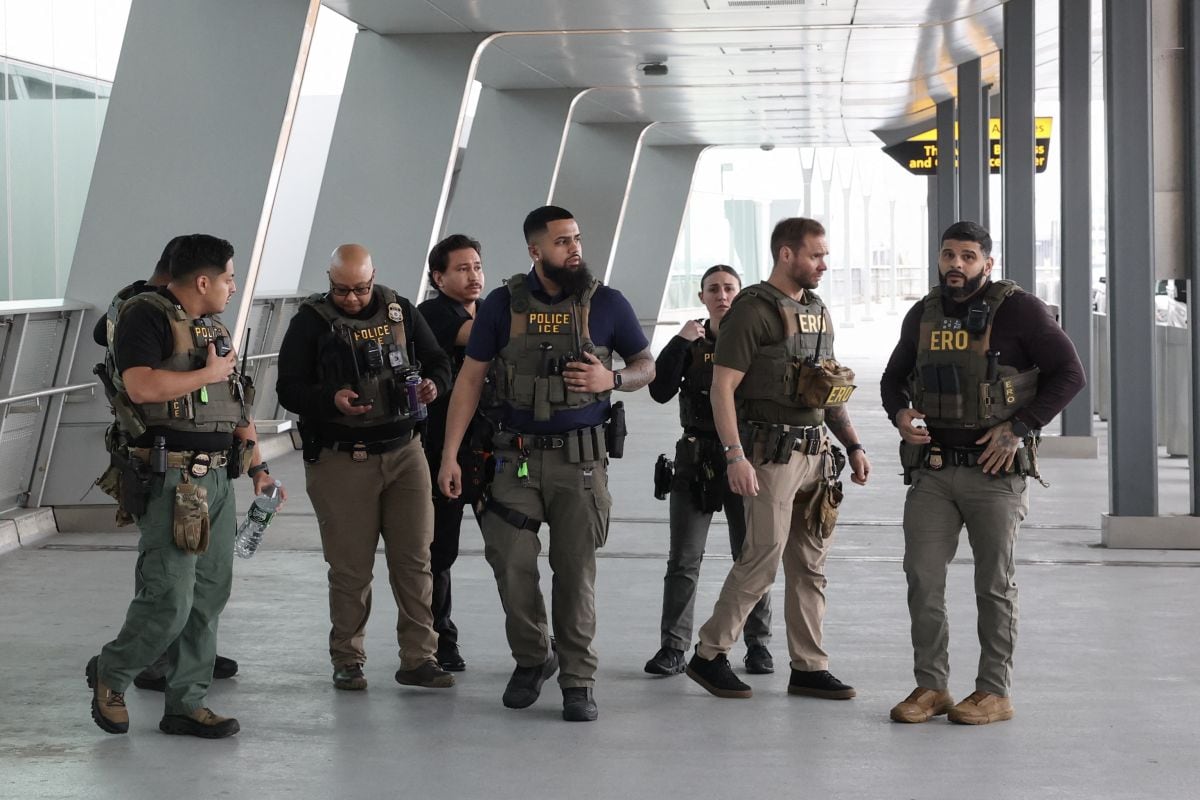 Agentes federales, entre ellos algunos del Servicio de Inmigración y Control de Aduanas de Estados Unidos (ICE), se encuentran junto a la acera en el aeropuerto LaGuardia de Nueva York, el 23 de marzo de 2026. Foto: TIMOTHY A. CLARY / AFP