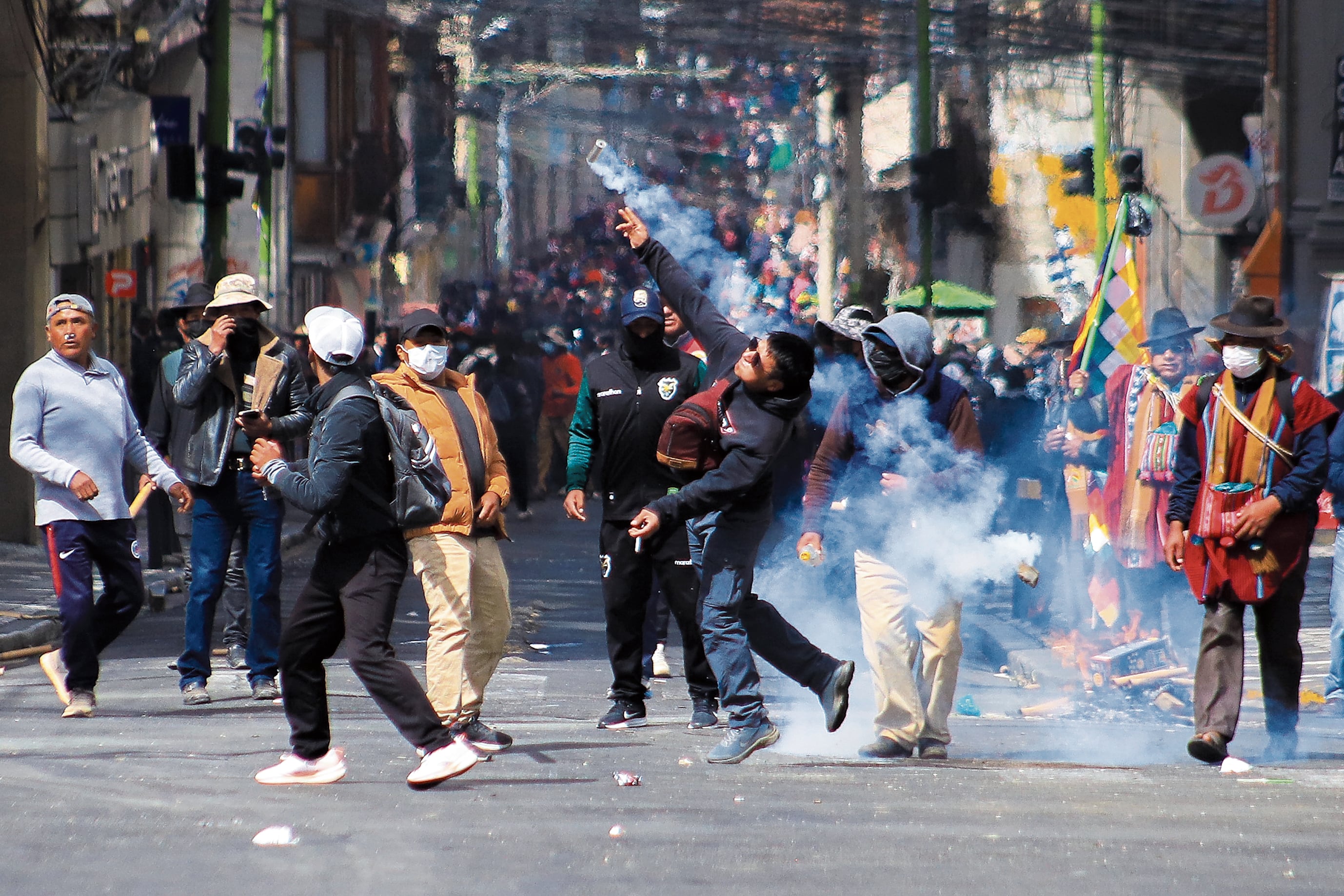Las movilizaciones derivaron en enfrentamientos, daños materiales y bloqueos en regiones de Bolivia. Foto: EFE/ Gabriel Márquez.
