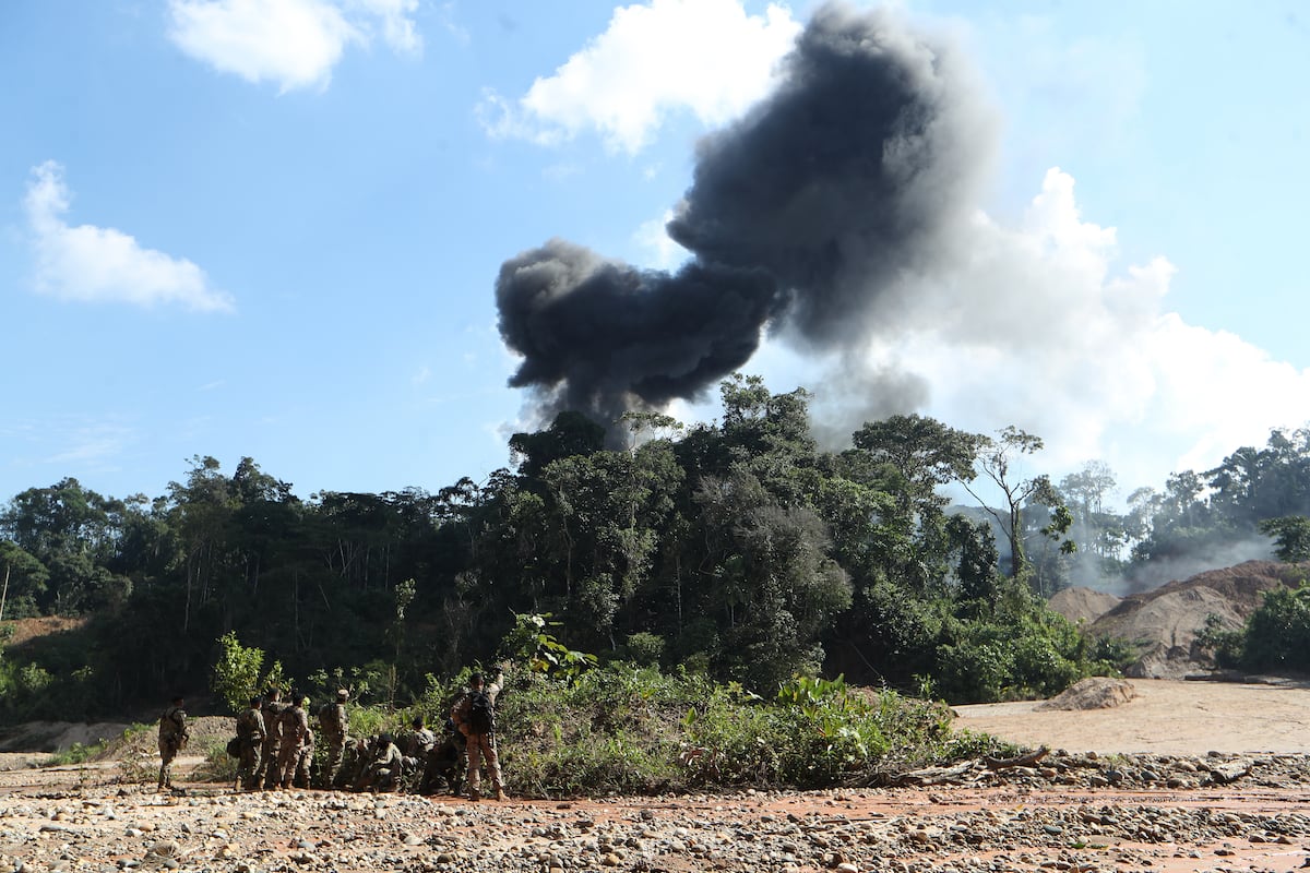 Fuerzas Armadas destruyeron durante operativo en Madre de Dios maquinaria de minería ilegal valorizada en S/ 8.3 millones.
FOTO referencial: ALESSANDRO CURRARINO/EL COMERCIO
