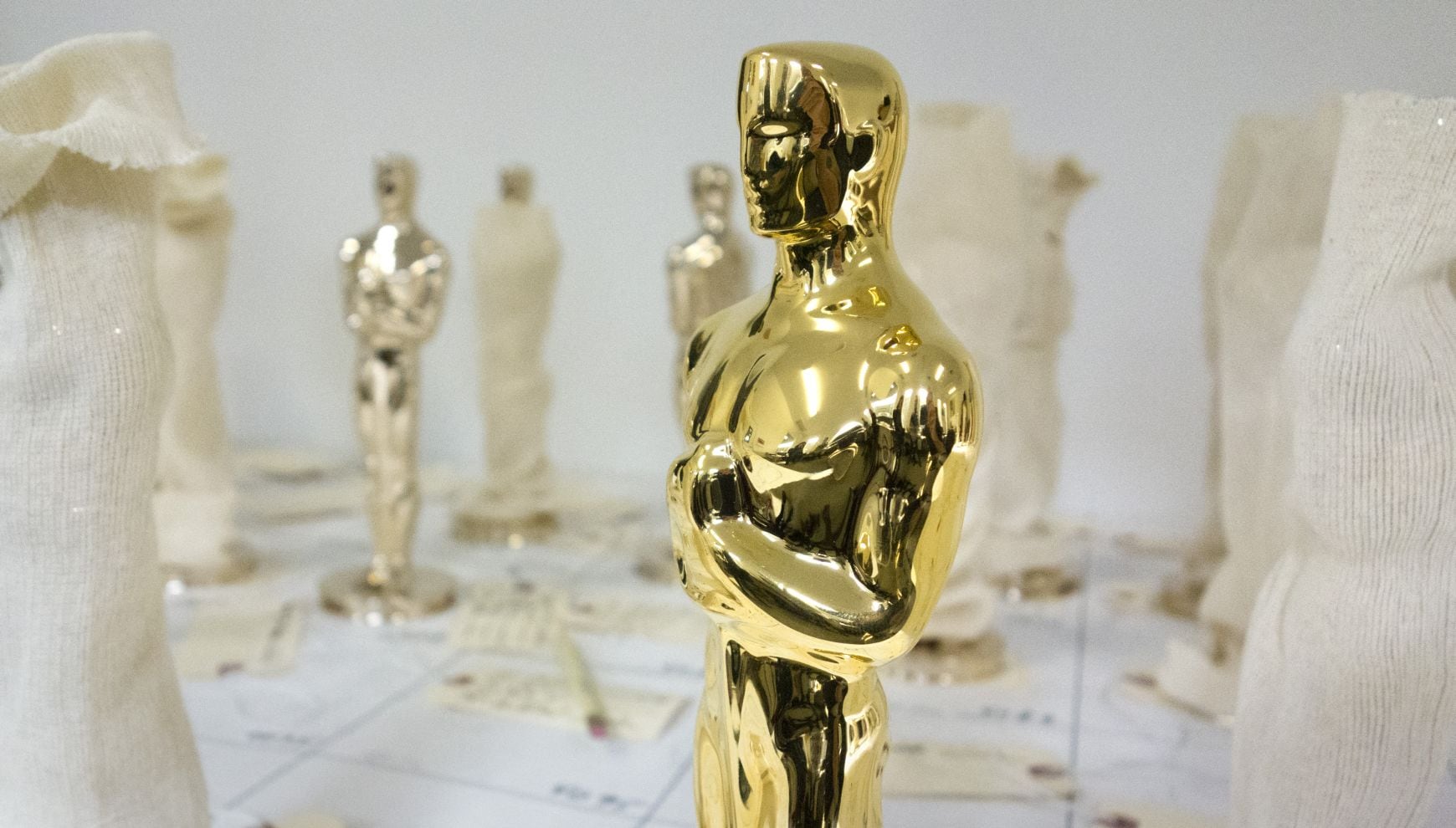 Conoce cómo fue el camino que convirtió al "Premio de la Academia al Mérito" en el popular Oscar. En la imagen, una estatuilla de oro se exhibe entre estatuillas de bronce en enero de 2017 en la fundición Polich Tallix en Rock Tavern, al norte del estado de Nueva York (Foto: Don Emmert / AFP)