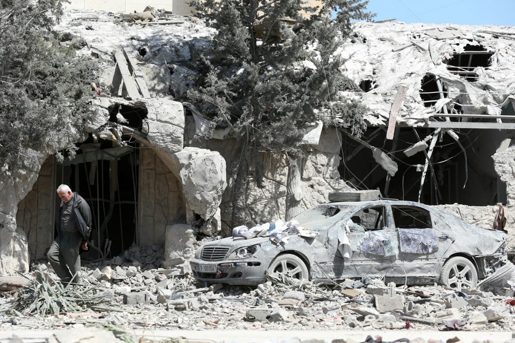 Un hombre inspecciona el lugar de un ataque aéreo israelí que tuvo como objetivo un complejo religioso chiíta el día anterior en la ciudad costera de Sidón, al sur del Líbano, el 9 de abril de 2026. Aumentaban los llamamientos para que el alto el fuego entre Estados Unidos e Irán se extendiera a la guerra de Israel contra Hezbolá, después de una oleada masiva de ataques israelíes contra el Líbano que dejó más de 200 muertos. (Foto de Mahmoud ZAYYAT / AFP)