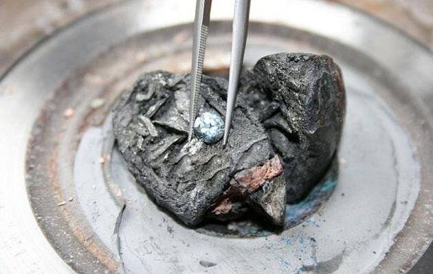 El grafito se utiliza en particular para fabricar baterías de iones de litio para teléfonos móviles y vehículos eléctricos. (Foto: Algordanza)