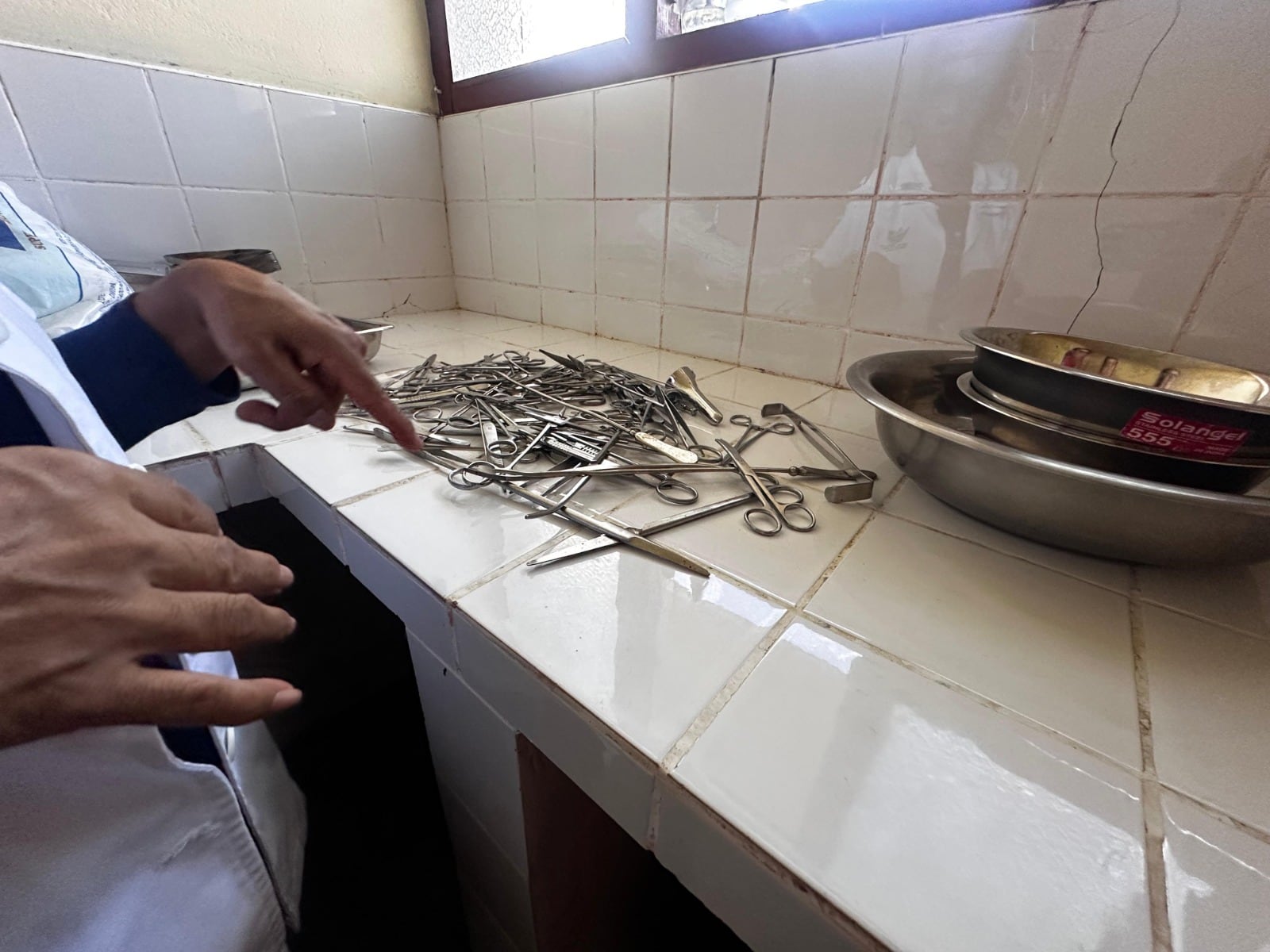 Uso de equipamiento oxidado para sutura, retiro de puntos y curaciones podría dañar la integridad de lo servicios de salud en Madre de Dios. Foto: Contraloría
