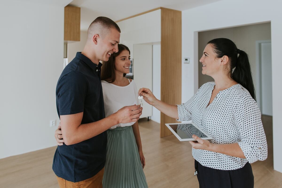 El agente inmobiliario se encarga de asesorar y apoyar al propietario en la venta o alquiler de su vivienda. Foto: referencia