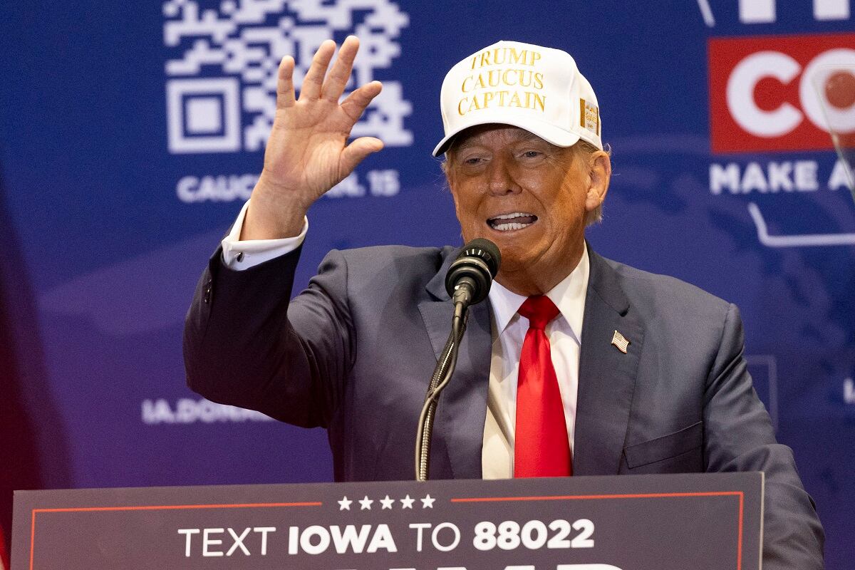 El expresidente de Estados Unidos y aspirante presidencial republicano Donald Trump habla durante un mitin de "compromiso con el caucus" en Indianola, Iowa. (Foto de Christian MONTERROSA / AFP)