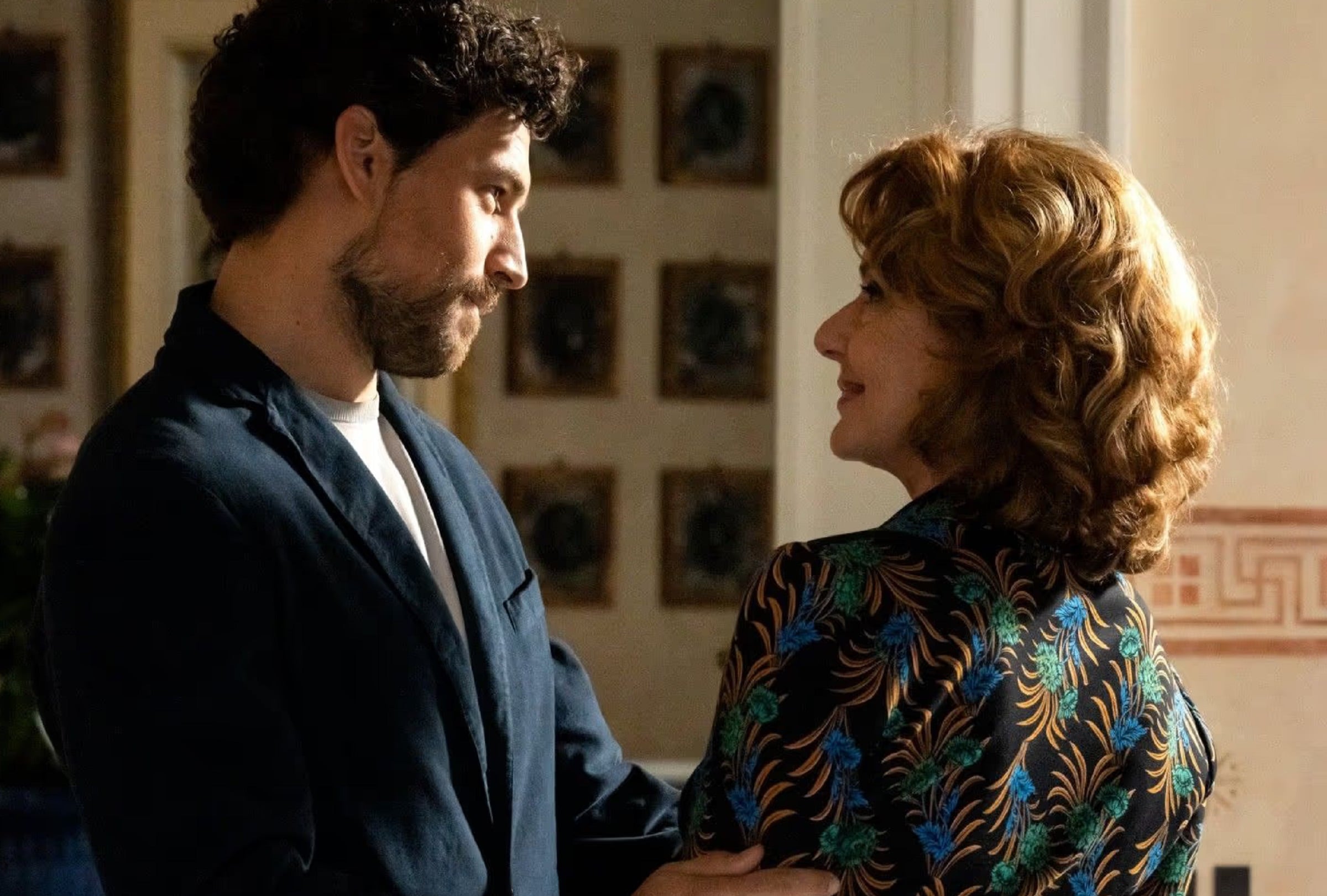 Elia (Giacomo Gianniotti) seduce a la adinerada Gabriella (Monica Guerritore) en la película italiana "Engaño" (Foto: Netflix)