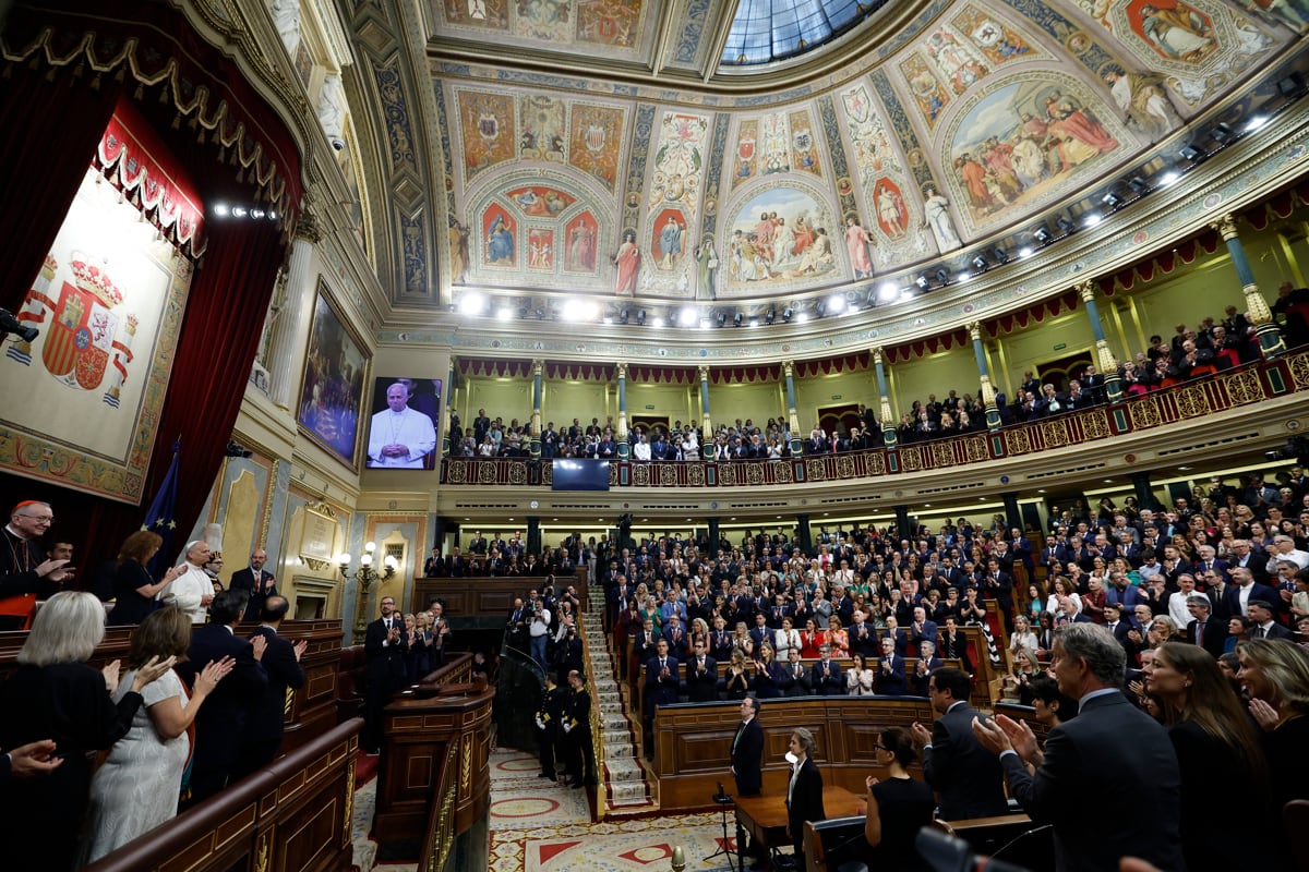 El hemiciclo recibe con aplausos al papa León XIV antes del discurso que pronuncia este lunes en el Congreso de los Diputados un esperado e histórico discurso durante su visita a España. EFE/Chema Moya