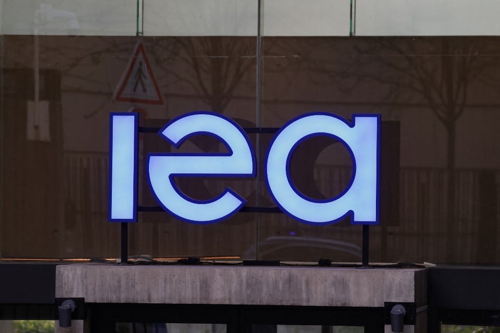Esta fotografía muestra el logotipo de la Agencia Internacional de Energía (AIE) en la entrada de su sede en París, el 11 de marzo de 2026. La agencia energética anunció que, para esa fecha, los países miembros liberarían 400 millones de barriles de sus reservas de petróleo. (Foto de Ludovic MARIN / AFP)