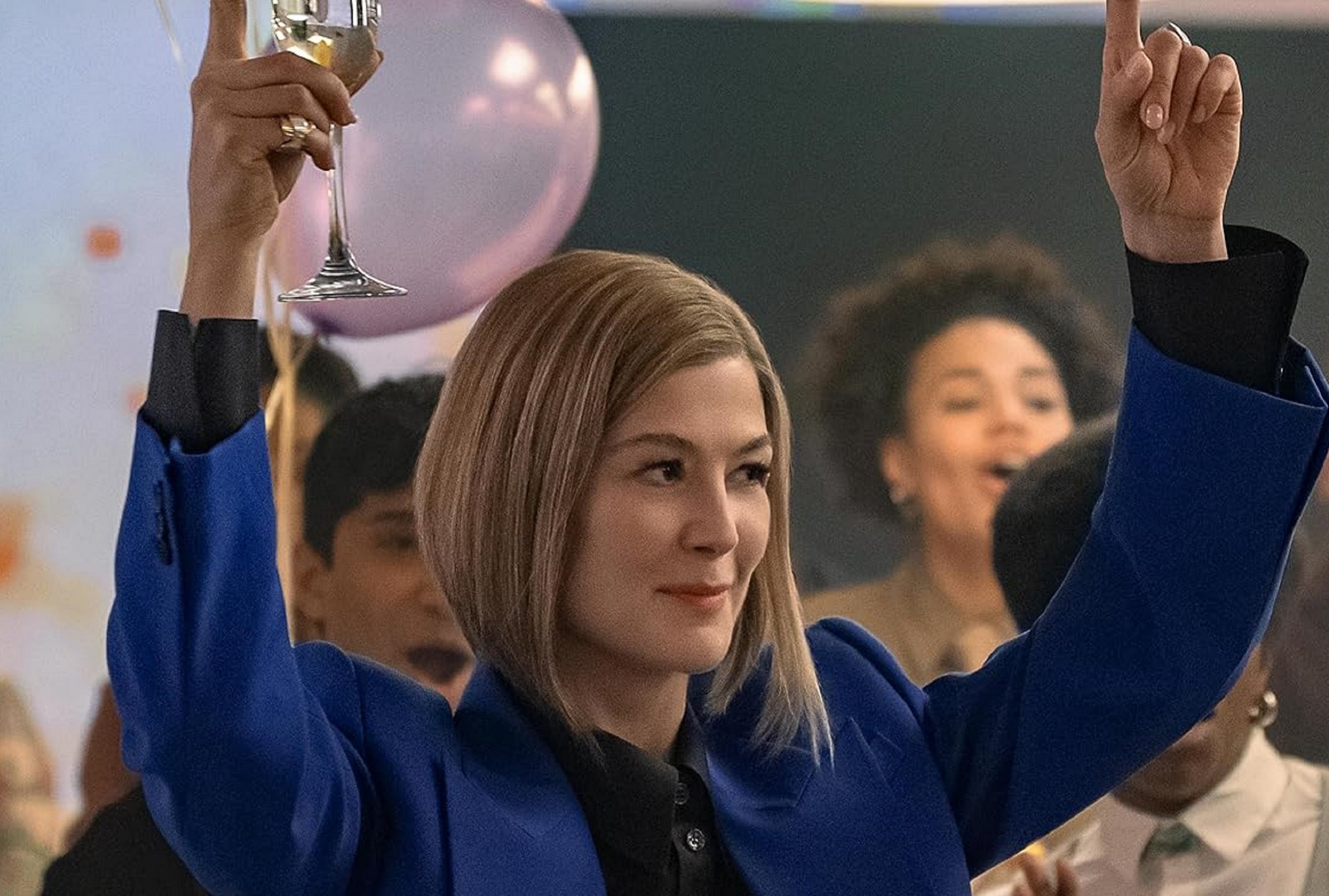 Rosamund Pike en la película comedia "Las damas primero", escrita por Natalie Krinsky, Cinco Paul y Katie Silberman (Foto: Netflix)