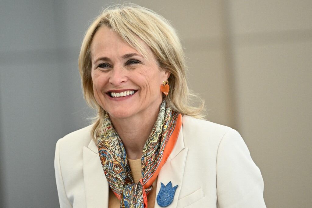 La presidenta de la aerolínea, Marjan Rintel, señaló que “al igual que muchas otras compañías, KLM está sufriendo debido a los altos costos y la escasez de personal y equipos”.