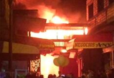 SMP: bomberos intentan controlar incendio que consumió fábrica de insumos químicos