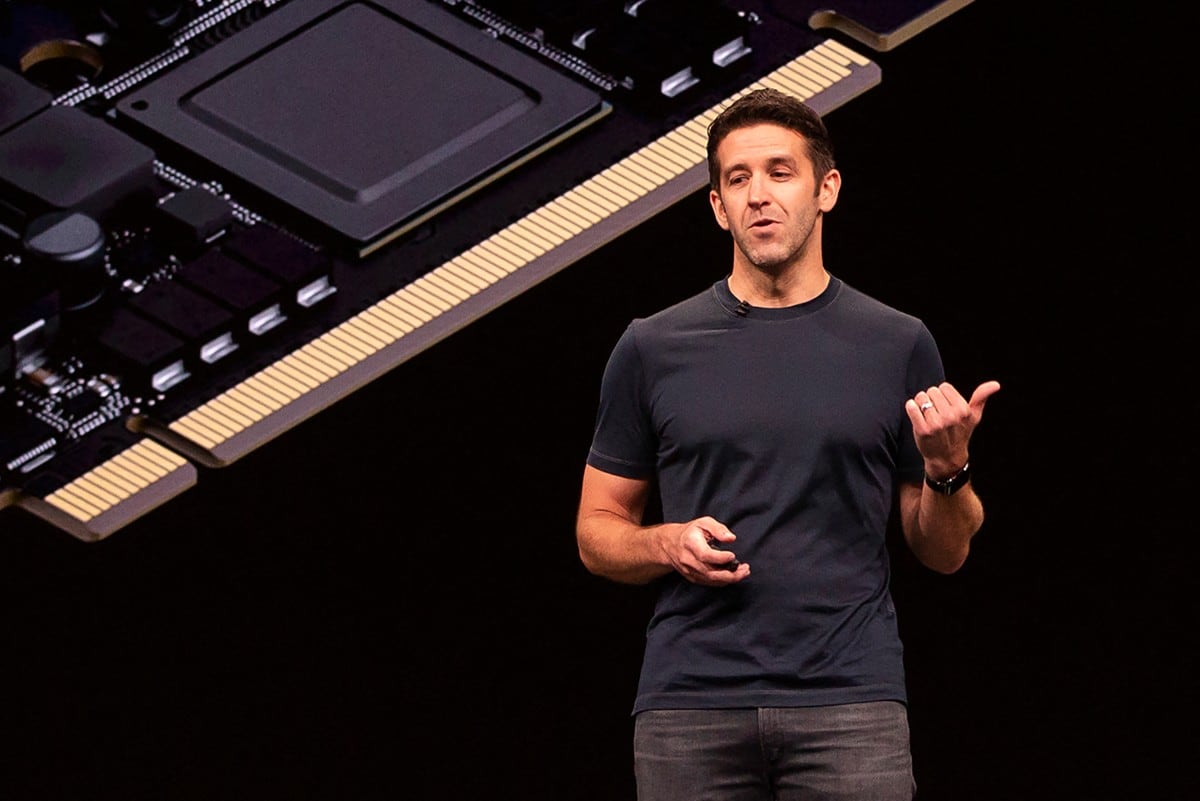 Este 1 de septiembre Tim Cook cedió la posta de la dirección ejecutiva de Apple a John Ternus, quien fue vicepresidente de ingeniería de hardware de la compañía tecnológica. (Foto: Brittany Hosea-Small / AFP)