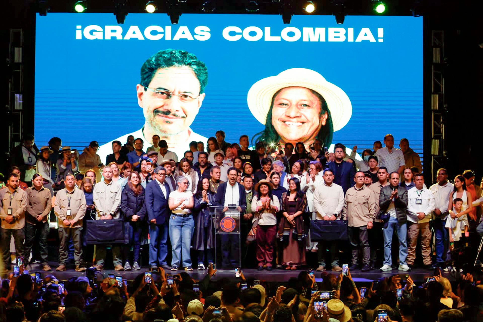 El candidato a la Presidencia de Colombia, el izquierdista Iván Cepeda (c), pronuncia un discurso luego de conocer el conteo preliminar que le da una ventaja a Abelardo de la Espriella. (EFE/ Carlos Ortega).