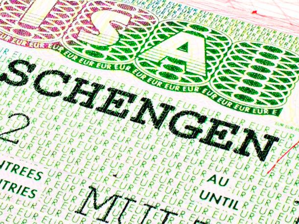 Según el nuevo código de fronteras Schengen, el Consejo puede adoptar una decisión para permitir restricciones temporales de viaje en la frontera exterior si se produce una emergencia de salud pública a gran escala.