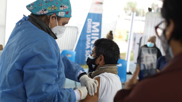 Colegio Médico: más de 300,000 peruanos están a la espera de su segunda dosis de Pfizer