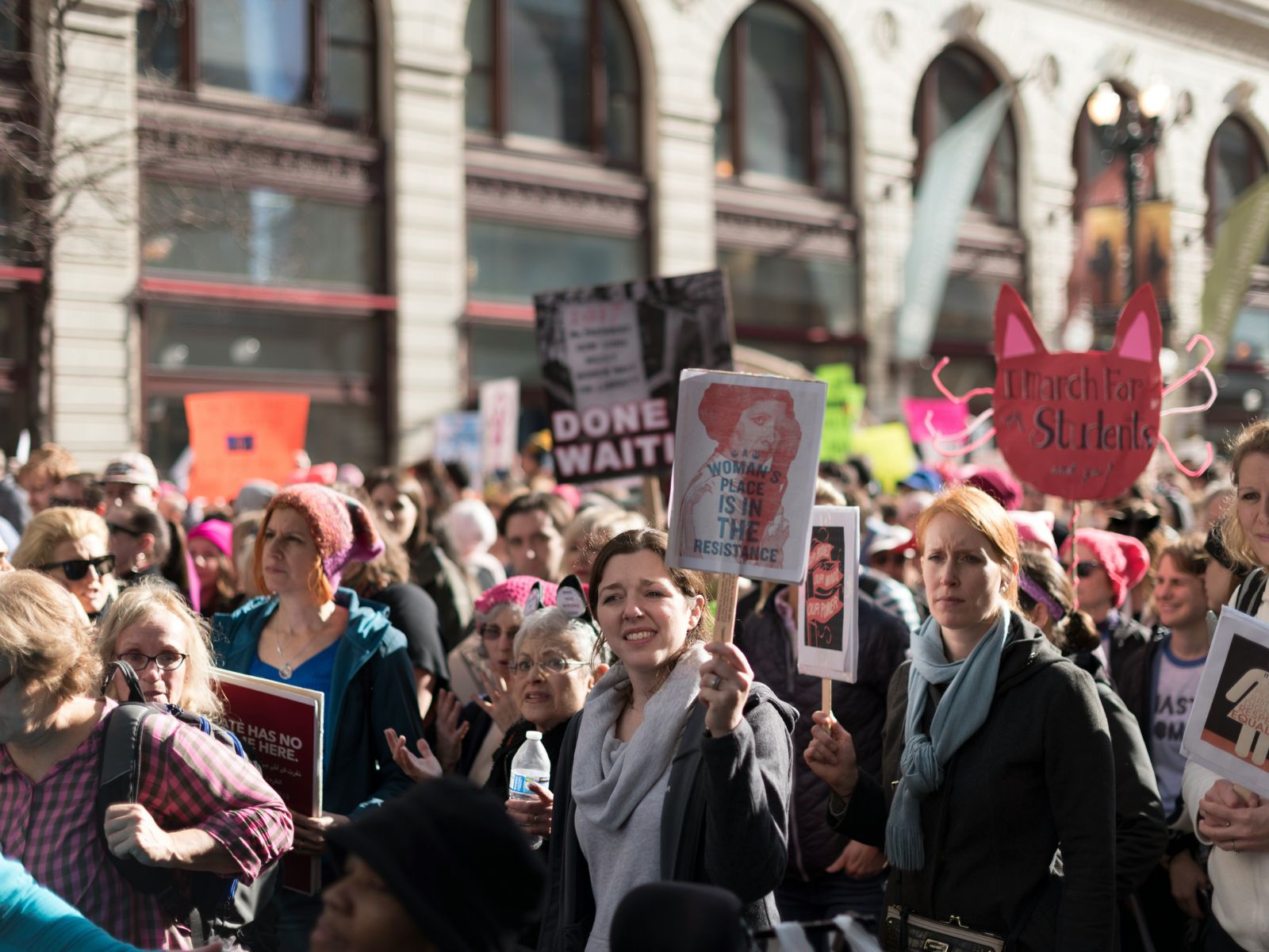 "Decirle a una mujer todo lo que no puede hacer es decirle lo que sí puede". - Proverbio español. | Crédito: Foto de Josh Howard en Unsplash / Composición Gestión Mix