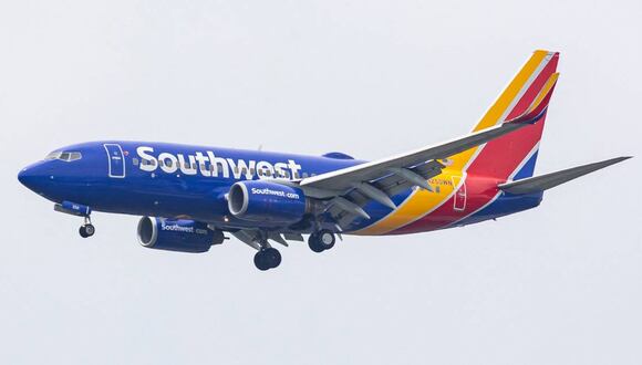 Avión Boeing 737-700 de Southwest Airlines visto volando antes de aterrizar en el Aeropuerto Nacional Ronald Reagan de Washington DCA. (Foto: NICOLAS ECONOMOU NurPhoto vía AFP)
