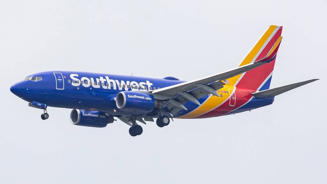 Avión Boeing 737-700 de Southwest Airlines visto volando antes de aterrizar en el Aeropuerto Nacional Ronald Reagan de Washington DCA. (Foto: NICOLAS ECONOMOU NurPhoto vía AFP)