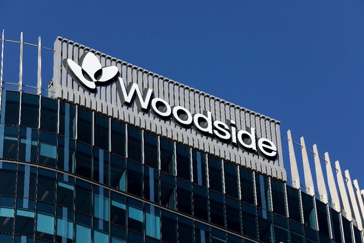 Letrero de Woodside Energy Group Ltd. en lo alto del edificio Mia Yellagonga, que alberga la sede de la compañía, en Perth, Australia, el martes 22 de diciembre de 2025.