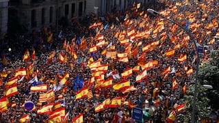 Un bosque de banderas de España cubrió Barcelona en contra de independencia de Cataluña