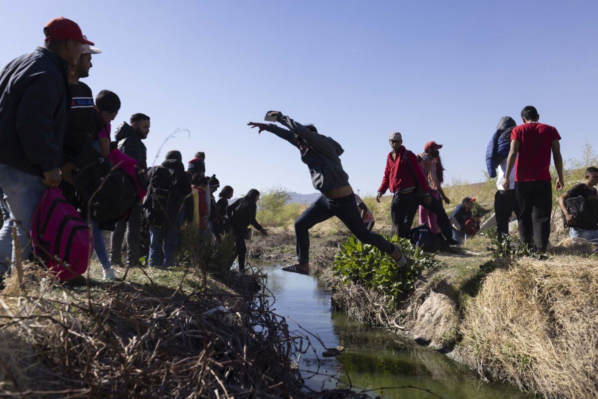 Los migrantes cruzan el Río Bravo en la frontera entre Estados Unidos y México en Ciudad Juárez, México, el miércoles 29 de marzo de 2023.